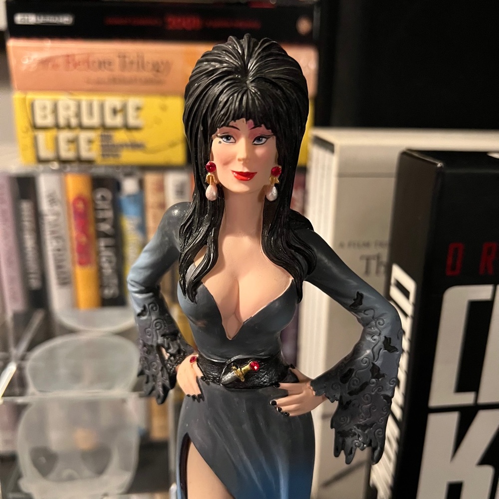 ELVIRA Mistress Of The Dark 2021 Couture De Force Figurine Statue - Picture 16 of 16